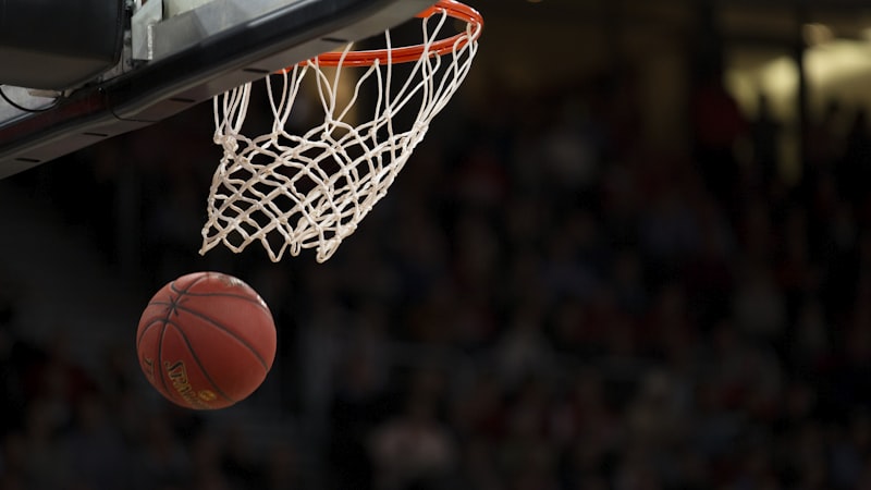 NBA季后赛湖人队与勇士队关键比赛画面