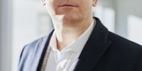 资深足球分析师张明远先生肖像